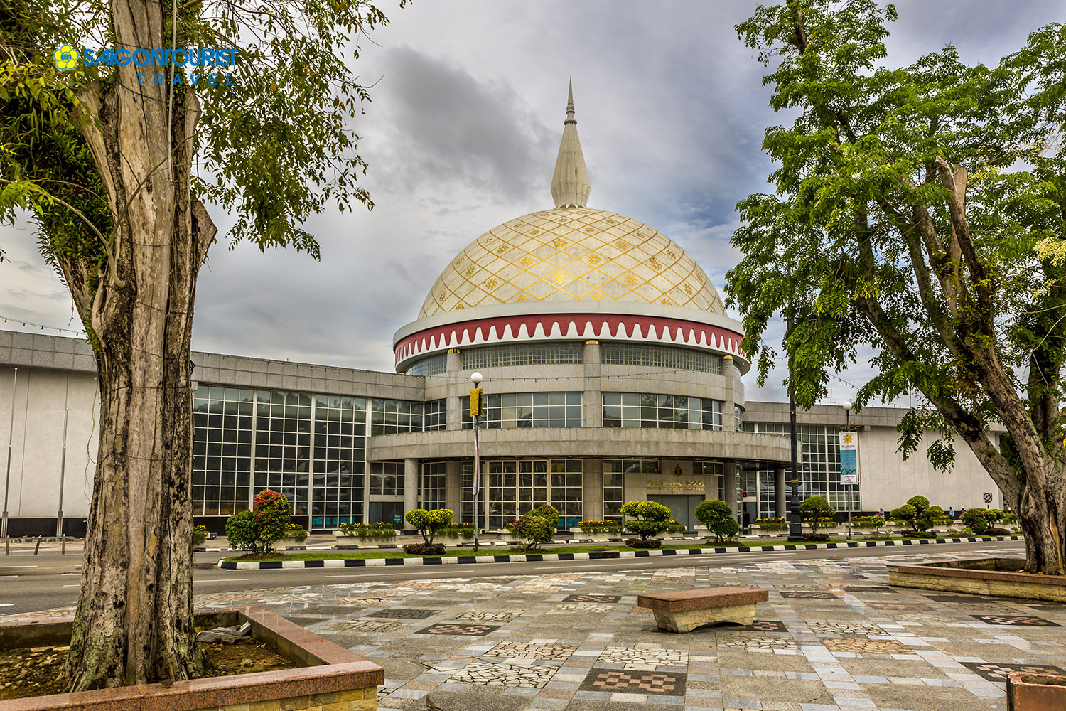 Du Lịch Brunei [Thánh Đường Jame As’r Hassanil Bolkiah Mosque – Vườn Quốc Gia Temburong –  Bảo Tàng Hoàng Gia Regalia]